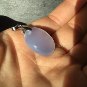 Petit pendentif en calcedoine