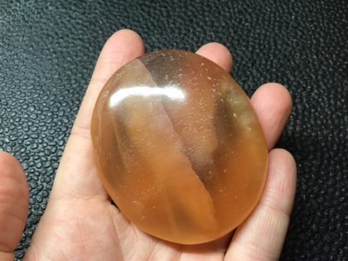 Galet oval rond calcite miel