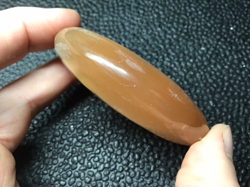 Galet oval rond calcite miel