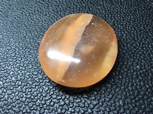 Galet calcite miel arrondi