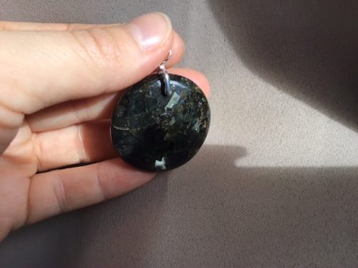 Pendentif larvikite rond