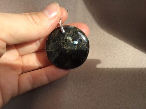Pendentif larvikite rond