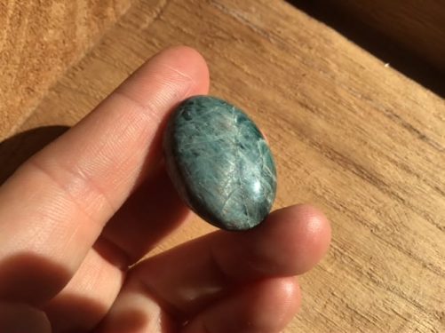 Mini galet apatite chatoyante
