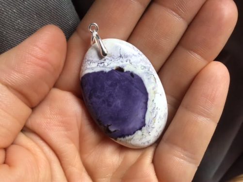 Pendentif bertrandite