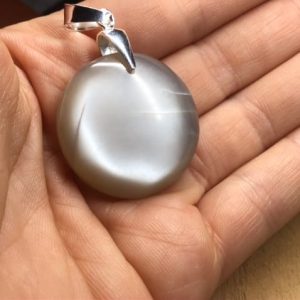 Pendentif adulaire rond