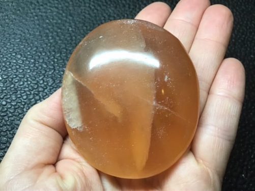 Galet oval rond calcite miel