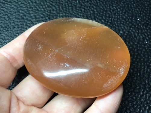 Galet oval rond calcite miel