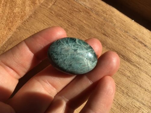 Mini galet apatite chatoyante