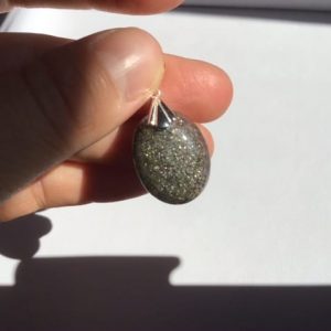 Pendentif ovale en pierre de soleil noire scintillante