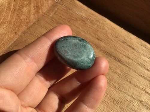 Mini galet apatite chatoyante