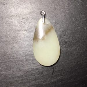 Pendentif jade blanc goutte