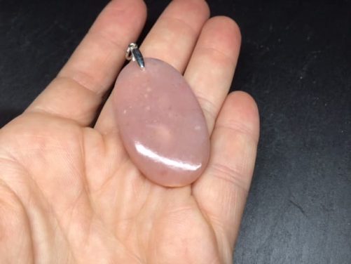 Pendentif opale rose à dendrite