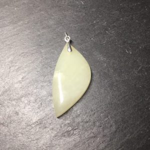 Pendentif jade blanc naturel