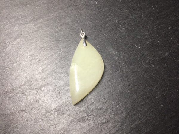 Pendentif-jade-blanc