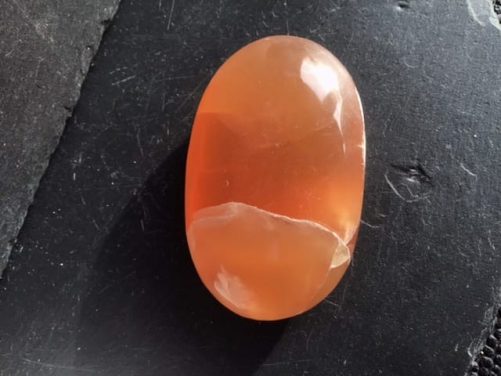 Gros galet calcite miel