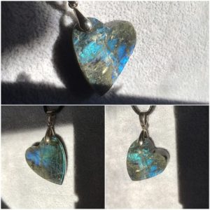 Pendentif cœur labradorite demi brute bleue