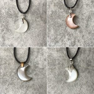 Pendentifs forma croissant de lune en pierre de lune naturelle
