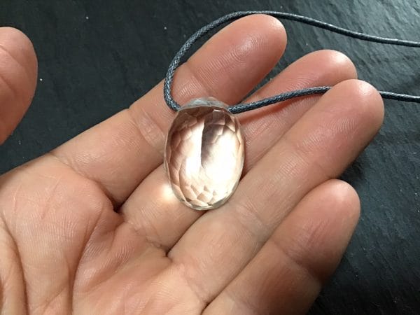 Pendentif-cristal-roche-facetté