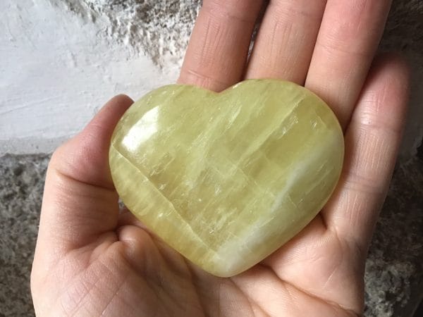 Calcite-jaune-forme-coeur