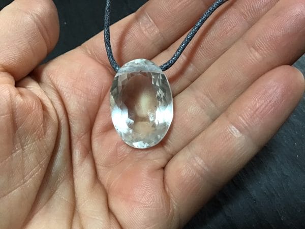 Cristal-de-roche-pendentif-facetté