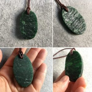 Pendentif en aventurine verte foncée