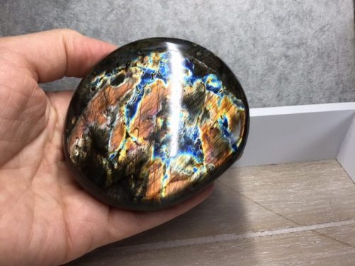 Gros galet de labradorite noire, orange, bleue
