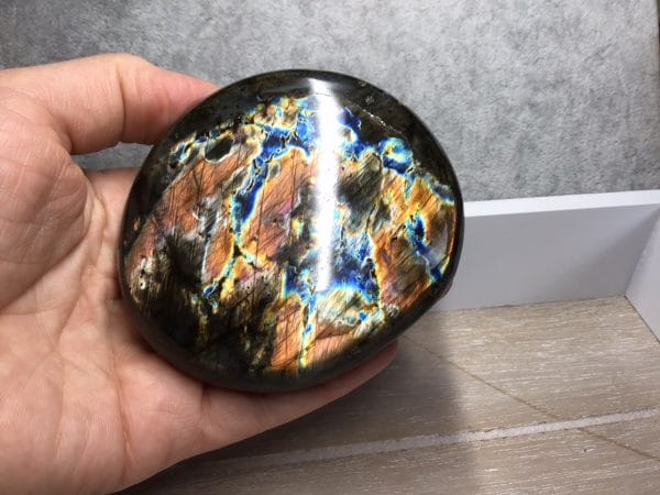 Galet-labradorite-orange-feu-noire