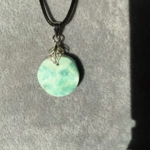 Adorable pendentif rond en aragonite bleu turquoise ciel