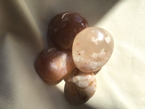 Galets en agate Sakura disponibles à la commande