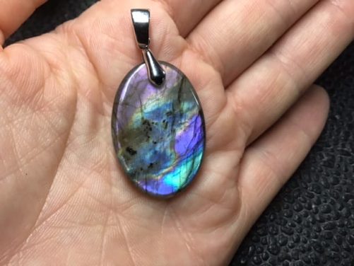 Labradorite violette souriante