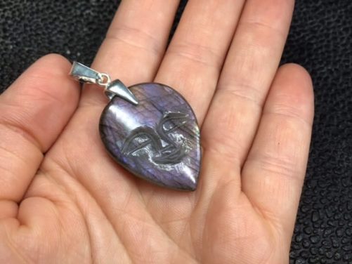 Labradorite violette souriante