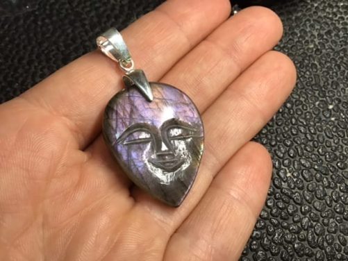 Labradorite violette souriante