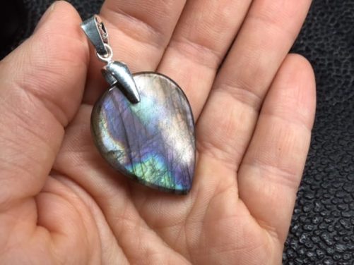 Labradorite violette souriante