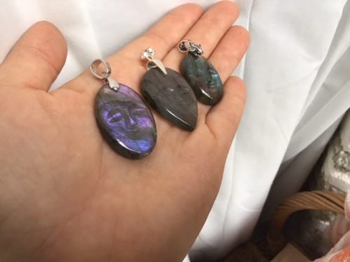 Labradorite violette souriante