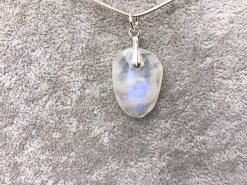 Pendentif avec reflets mauve