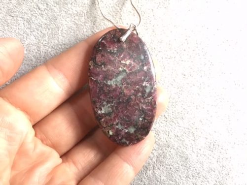 Grand pendentif en eudialyte