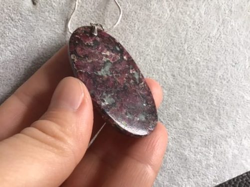 Grand pendentif en eudialyte