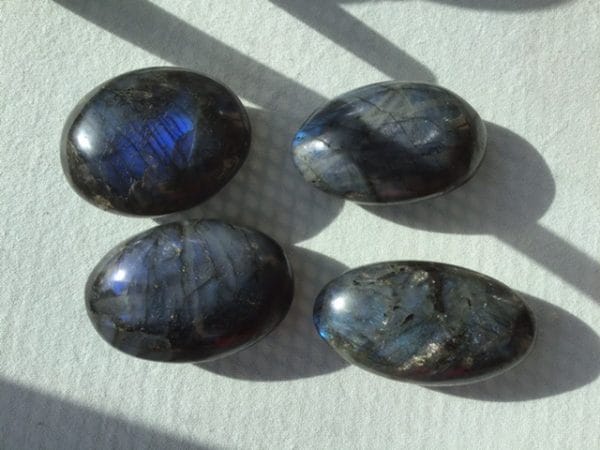 Galets-labradorite-bleue