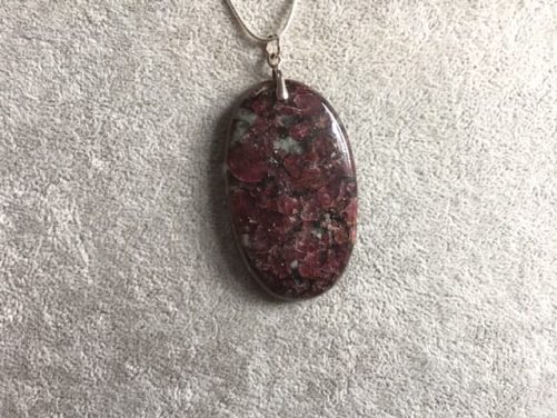 Grand pendentif en eudialyte