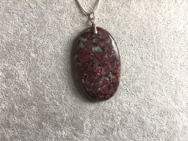 Grand-pendentif-eudialyte