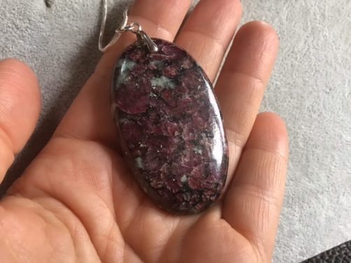 Grand pendentif en eudialyte
