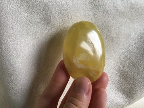 Galet calcite jaune