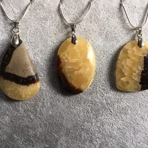 Pendentifs calcite jaune septaria