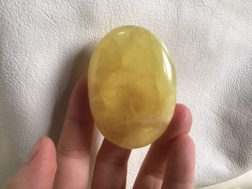 Galet calcite jaune