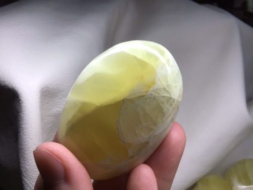 Galet calcite jaune