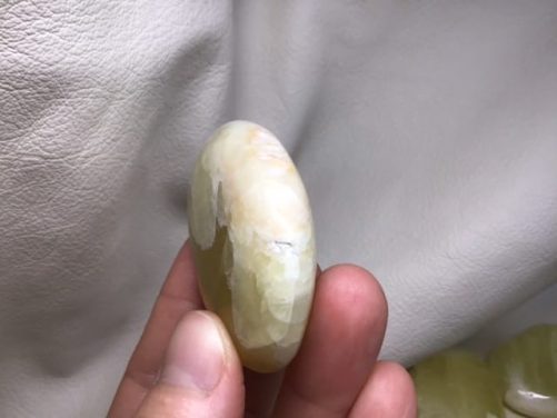 Galet calcite jaune