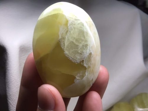 Galet calcite jaune
