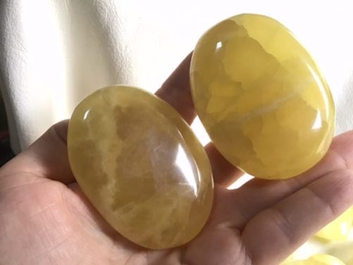 Galet calcite jaune