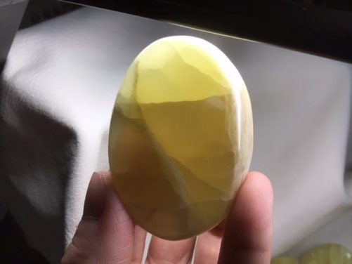 Galet calcite jaune