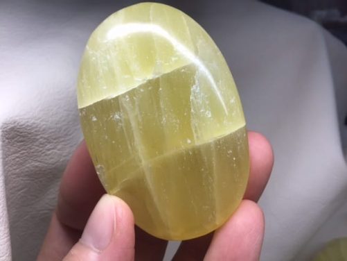 Galet calcite jaune